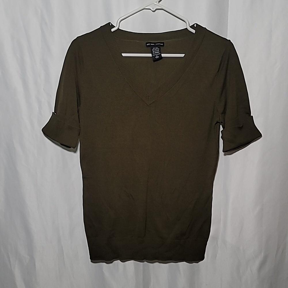 ✨️New York &Company short sleeve v-neck top silk blend